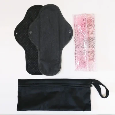 Règle douloureuse : 2 serviettes + 2 pads soulageant chaud / froid + 1 pochette – Noir