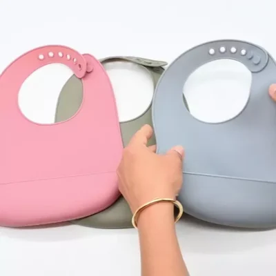 Lot de 3 bavoirs en silicone avec récupérateur – coloris au choix