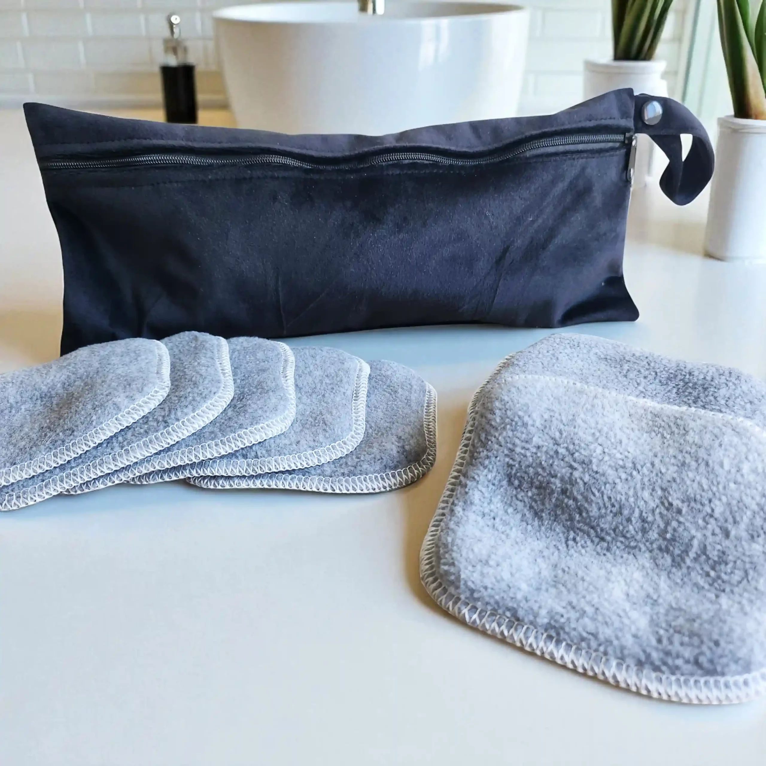 Kit de 10 lingettes démaquillantes + pochette de rangement