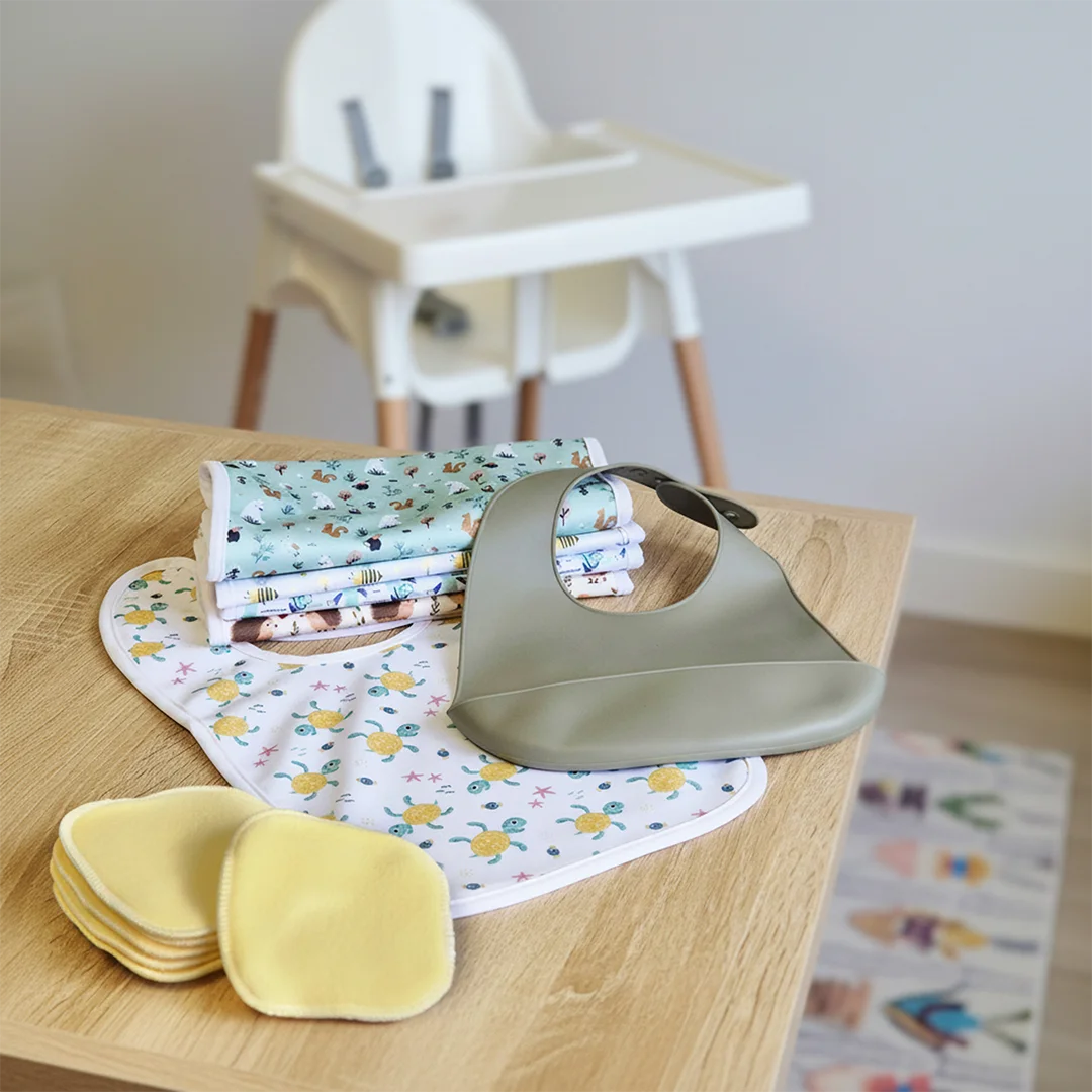 Kit protection repas : 7 bavoirs, 1 bavoir silicone et 10 lingettes