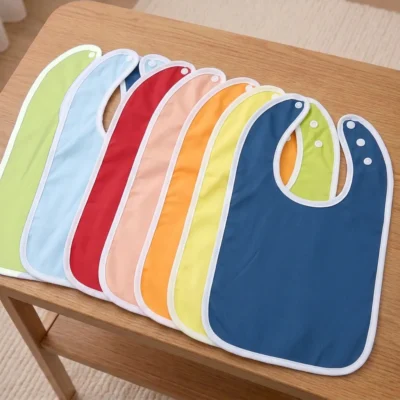 7 bavoirs imperméables et évolutifs – palette de couleurs