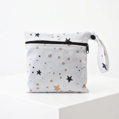 1 pochette XS : multifonction, imperméable et zippée