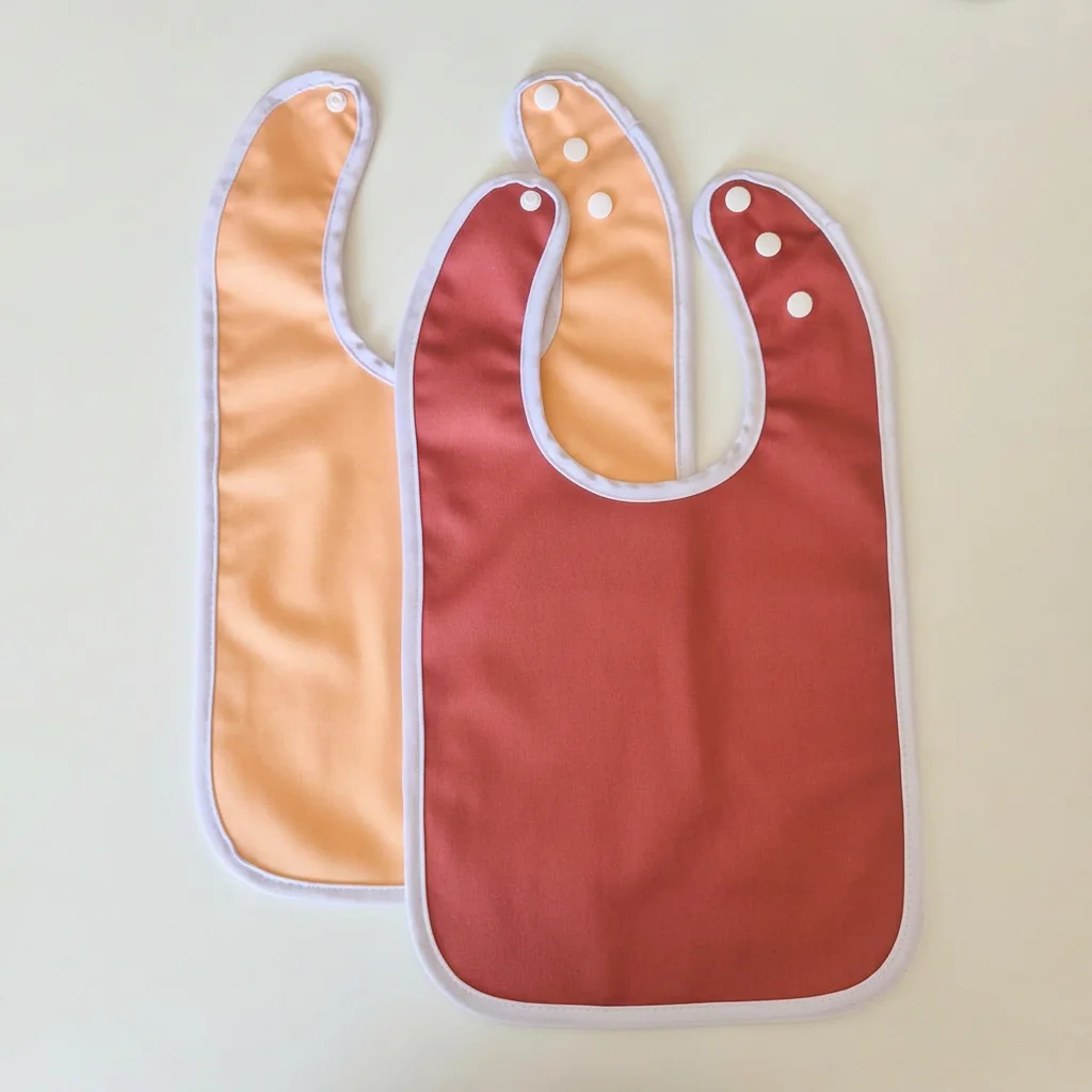 2 bavoirs imperméables et évolutifs (coloris aléatoire) – Image 9